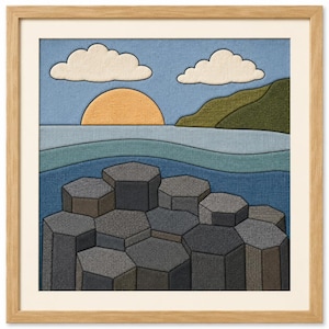 Könnte beinhalten: Ein gerahmtes Textilkunstwerk, das eine Küstenlandschaft mit dunkelgrauen hexagonalen Basaltsäulen im Vordergrund, blauen Meereswellen, einer goldenen Sonne, zwei weißen Wolken und einem grünen Hügel unter einem hellblauen Himmel zeigt.