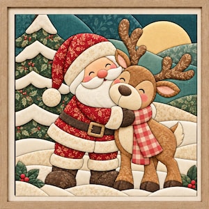 Op de afbeelding: Een ingelijst stoffen wandkunstwerk met een illustratie in quiltstijl van de Kerstman die een rendier knuffelt. De Kerstman draagt een rood pak met patronen en een muts, terwijl het rendier een rood-wit geblokte sjaal draagt in een sneeuwlandschap.