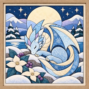 Può includere: Una stampa d'arte quadrata incorniciata raffigurante un drago azzurro stilizzato che dorme in un paesaggio innevato. La scena include una grande luna pallida, un cielo stellato blu scuro, montagne innevate, pini e fiori bianchi con bacche.