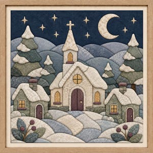 Pode incluir: Uma peça de arte de parede em tecido emoldurada que retrata uma cena de aldeia de inverno à noite. A imagem apresenta uma igreja central com torre, duas casas menores, pinheiros cobertos de neve e colinas sob um céu azul escuro com estrelas e lua.
