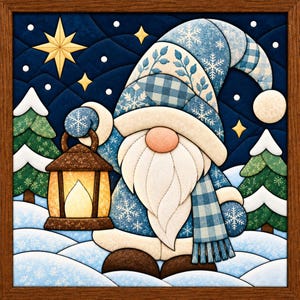 Puede incluir: Un cuadro decorativo con una ilustración estilo acolchado de un gnomo con gorro y bufanda azul y blanco con motivos de copos de nieve, sosteniendo un farol brillante en un bosque nevado con pinos verdes y una estrella amarilla brillante.