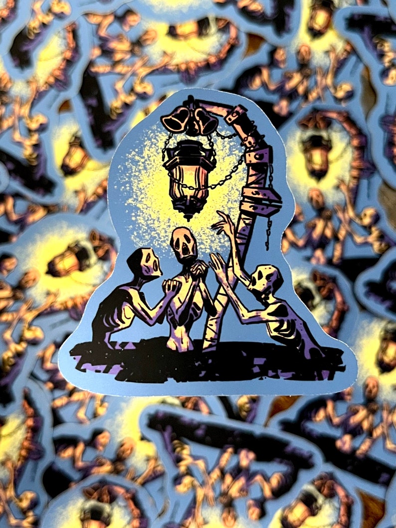 Pu&ograve; includere: Tre figure scheletriche raggiungono una lanterna incandescente appesa a una catena su un palo di legno. La lanterna &egrave; circondata da un bagliore giallo e le figure sono in silhouette su uno sfondo blu.