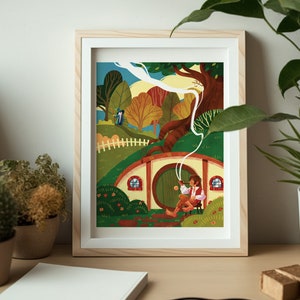 Op de afbeelding: Een ingelijste illustratie van een hobbit die buiten een ronde, groene deur zit met rook uit een pijp. De hobbit draagt een bruin shirt en broek en een rode sjaal. De deur bevindt zich aan een klein, rond huis met een bruin dak en twee ramen. Het huis is omgeven door groen gras en bomen. De illustratie is geplaatst tegen een blauwe lucht met witte wolken.