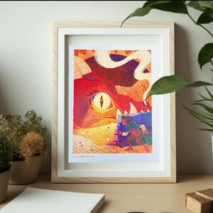 Pu&ograve; includere: Una stampa incorniciata di un'illustrazione colorata che presenta un grande occhio rosso con una pupilla gialla, un drago bianco e arancione e una piccola figura vestita di blu in piedi di fronte al drago. La stampa &egrave; intitolata "La Fortuna".