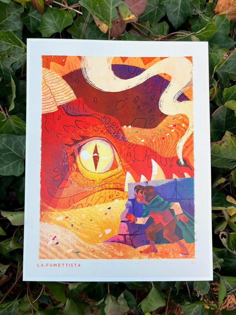 Pu&ograve; includere: Un'illustrazione colorata di un occhio di drago e una piccola figura che scappa da esso. L'occhio del drago &egrave; giallo brillante con una pupilla nera e uno sfondo rosso, arancione e giallo. La figura indossa una tunica marrone e pantaloni verdi e corre verso destra. Lo sfondo &egrave; un mix di rosso, arancione, giallo e marrone.