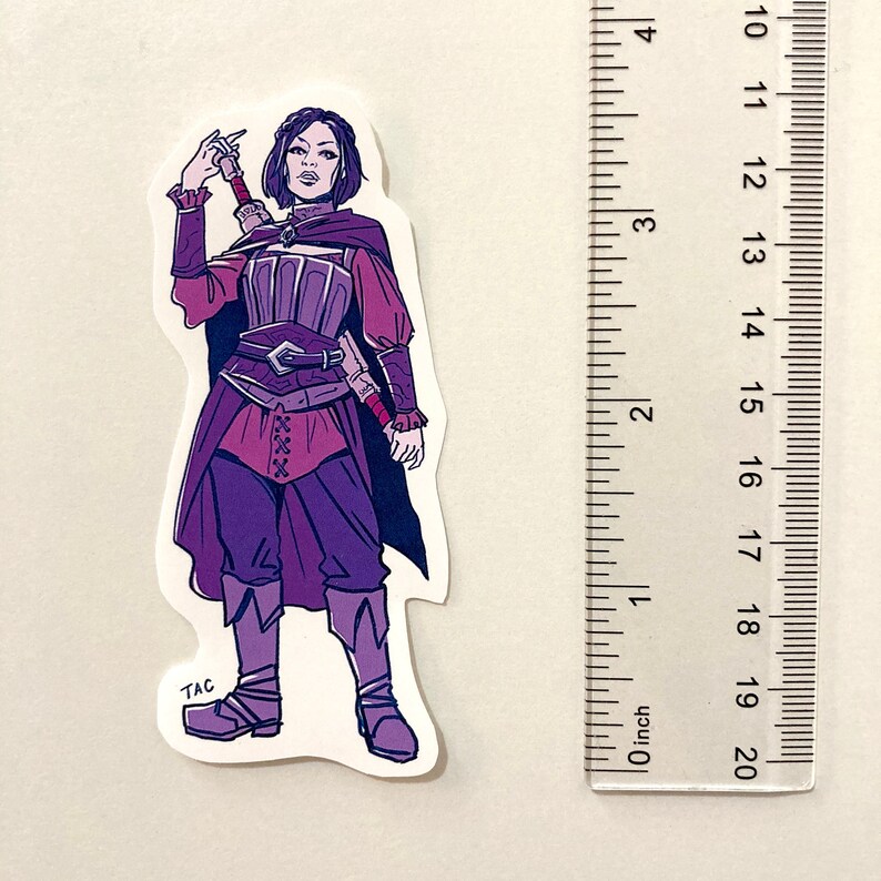 Puede incluir: Una ilustraci&oacute;n morada y roja de una mujer con una t&uacute;nica de manga larga, pantalones y botas. Ella sostiene una espada en su mano derecha y tiene una expresi&oacute;n decidida en su rostro. La ilustraci&oacute;n est&aacute; sobre un fondo blanco.