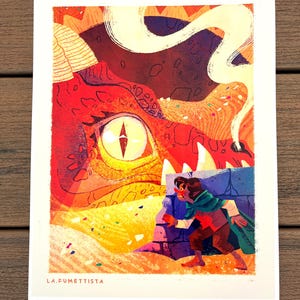 Pu&ograve; includere: Un'illustrazione colorata di un occhio di drago e una persona che scappa da esso. L'occhio del drago &egrave; giallo con una pupilla nera e uno sfondo rosso, arancione e giallo. La persona indossa un mantello verde e pantaloni marroni e corre verso destra. Lo sfondo &egrave; un mix di rosso, arancione e giallo.