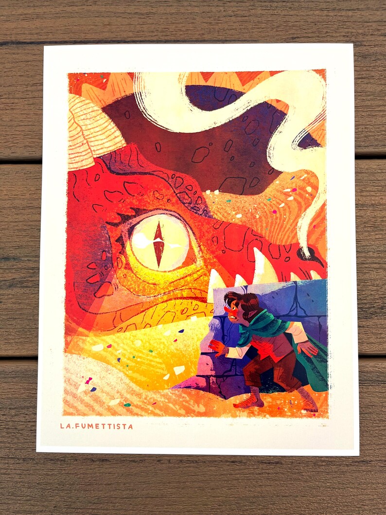Pu&ograve; includere: Un'illustrazione colorata di un occhio di drago e una persona che scappa da esso. L'occhio del drago &egrave; giallo con una pupilla nera e uno sfondo rosso, arancione e giallo. La persona indossa un mantello verde e pantaloni marroni e corre verso destra. Lo sfondo &egrave; un mix di rosso, arancione e giallo.