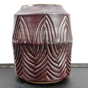 Vaso de cerâmica Patti Schneider Ohio Studio incrustado com esmalte metálico