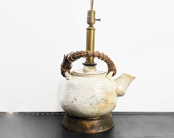 Luminária de mesa rara e exclusiva de bule de cerâmica vintage para estúdio