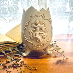 Lefton Cherub Egg Vase #722 – Tripod Footed, Rococo Relief | Vintage / Cottagecore Decor