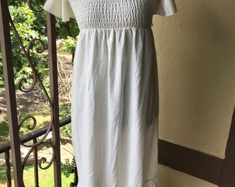 cremefarbenes Babydoll-Kleid im Cottagecore-Stil der 70er Jahre mit Nadelstreifen und Herzausschnitt