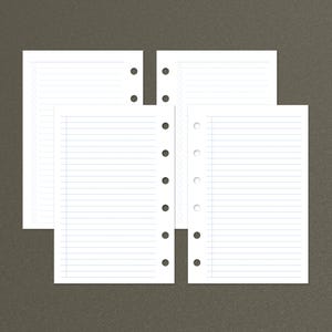 Könnte beinhalten: Drei weiße Blätter mit liniertem Papier und gelochten Seiten. Die Blätter sind vertikal übereinander gestapelt.