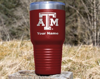 Könnte beinhalten: Ein maronfarbener Edelstahlbecher mit einem weißen Texas A&M Logo und dem Text "Your Name".