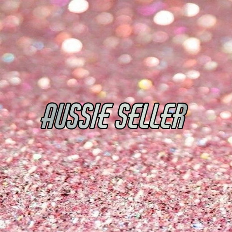 Może przedstawiać: R&oacute;żowe błyszczące tło z tekstem "Aussie Seller" w srebrnej, obwiedzionej czcionce.