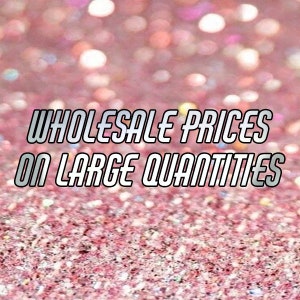 Może przedstawiać: R&oacute;żowe błyszczące tło z tekstem "WHOLESALE PRICES ON LARGE QUANTITIES" w białym kolorze z białym obramowaniem.