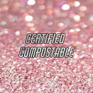 Może przedstawiać: R&oacute;żowe błyszczące tło z tekstem "CERTIFIED COMPOSTABLE" w białych literach z szarym obramowaniem.