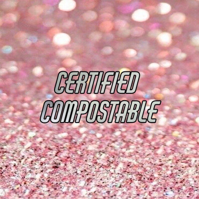Może przedstawiać: R&oacute;żowe błyszczące tło z tekstem "CERTIFIED COMPOSTABLE" w białych literach z szarym obramowaniem.