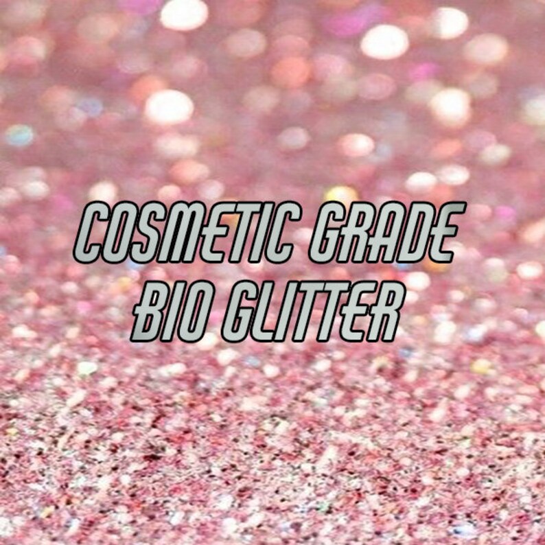Może przedstawiać: Zbliżenie na r&oacute;żowy brokat z tekstem "COSMETIC GRADE BIO GLITTER" w kolorze białym.