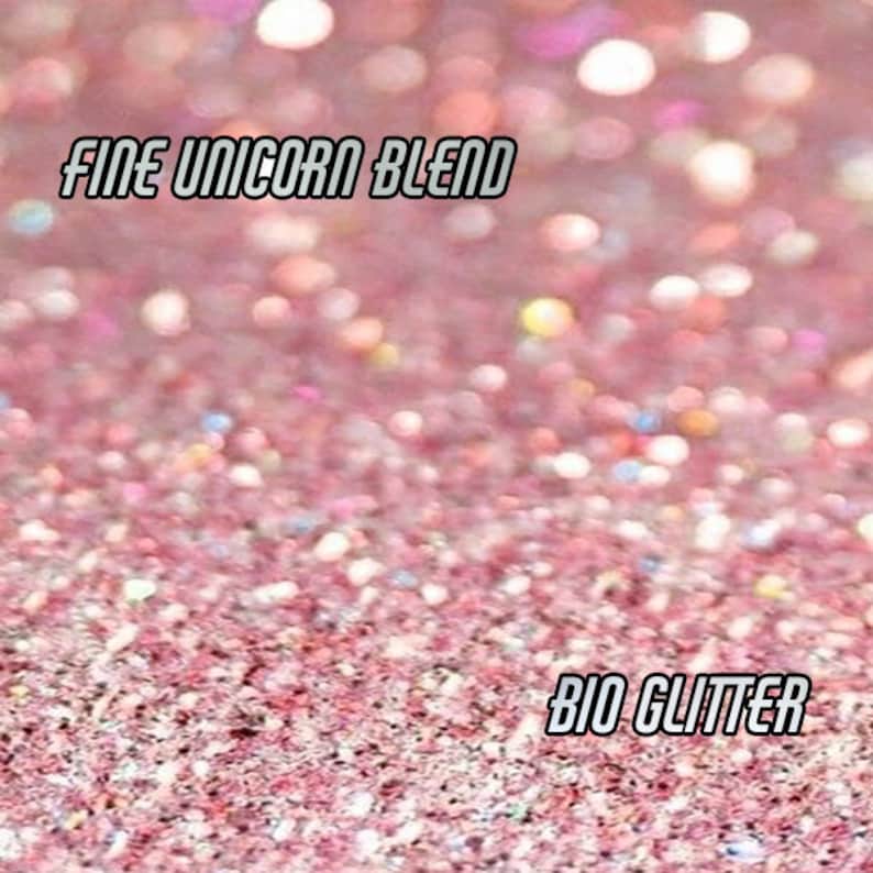Może przedstawiać: R&oacute;żowy brokat z tekstem "Fine Unicorn Blend" i "Bio Glitter" na r&oacute;żowym tle.