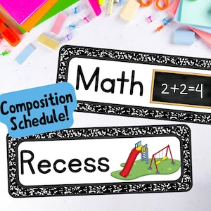 Op de afbeelding: Twee zwart-witte borden in compositiestijl met de woorden "Math" en "Recess". Het wiskundebord bevat een klein schoolbord met de vergelijking "2+2=4". Het recess-bord heeft een speeltuin-afbeelding. Een blauw bord zegt "Composition Schedule!"