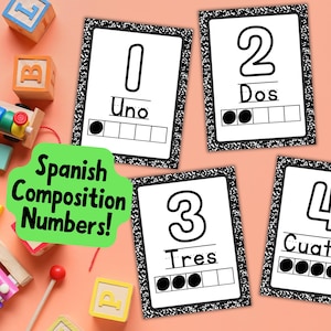 Puede incluir: Tarjetas educativas con números españoles del 1 al 4, con puntos para contar. Cada tarjeta tiene un borde de cuaderno de composición en blanco y negro. La frase "Spanish Composition Numbers!" está en una burbuja verde.