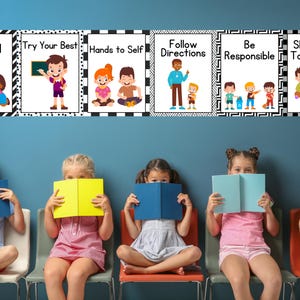 Könnte beinhalten: Eine Klassenzene mit sechs Postern, die positive Botschaften wie "Sei nett" und "Teilen und abwechseln" zeigen. Kinder sitzen auf Stühlen und halten jeweils ein Buch. Die Poster haben schwarz-weiße gemusterte Ränder.