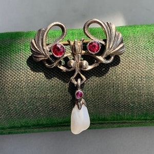 Spilla floreale Jugendstil antica 800 in argento perla rossa
