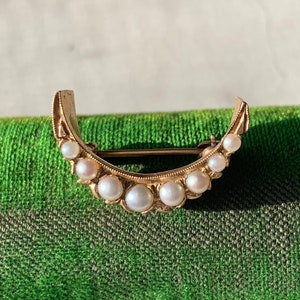 Vintage 10K Yellow Gold Pearl Crescent Moon Brooch Pin