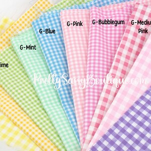 K&ouml;nnte beinhalten: Eine Sammlung von zehn Gingham-Stoffmustern in verschiedenen Pastellfarben, darunter Gelb, Limettengr&uuml;n, Mintgr&uuml;n, Blau, Rosa, Bubblegum-Rosa, Mittelrosa, Hellrosa und Lila. Die Muster sind f&auml;cherf&ouml;rmig angeordnet und mit ihren Farbnamen beschriftet.