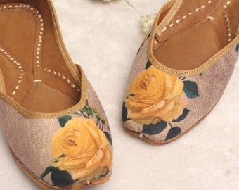 Women Shoes Flats/India Punjabi Jutti/Yellow Flower Flat Sandal Shoes/Bollywood Indian Leather Shoes/Ballet Flats/Muslim Shoes/Khussa