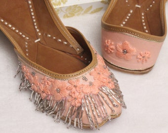 Pfirsich Brautschuhe: Bestickte indische Hochzeit Jutti Schuhe