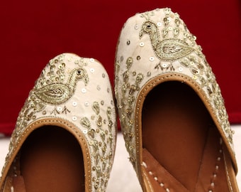 Zapatos planos de novia dorados: jutti de boda indios hechos a mano con bordado de pavo real (talla 5 de EE. UU.)