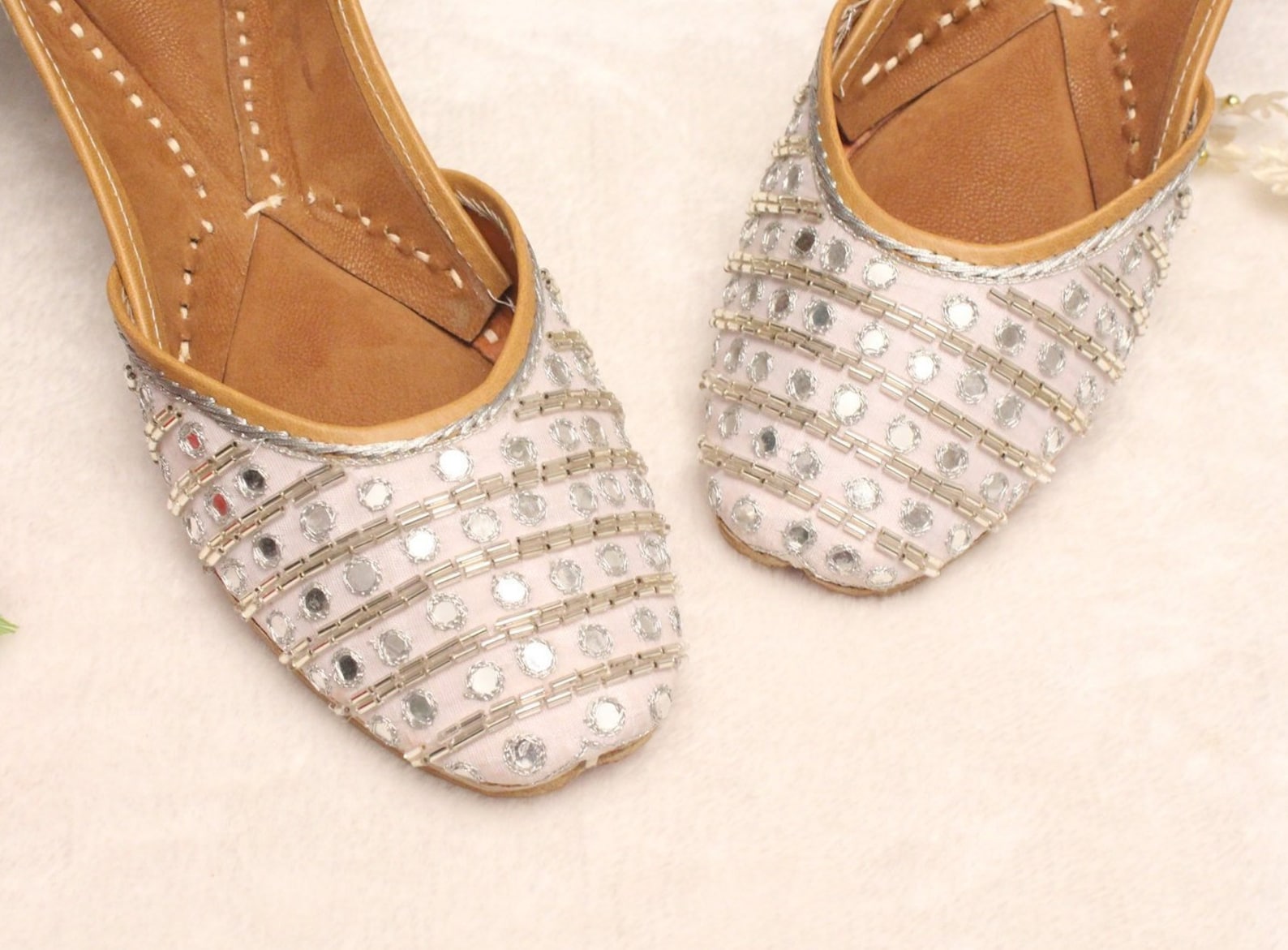 women shoes/punjabi jutti/silver indian shoes/indian leather shoes/ballet flats/silver sequence shoes/handmade bridal khussa wom