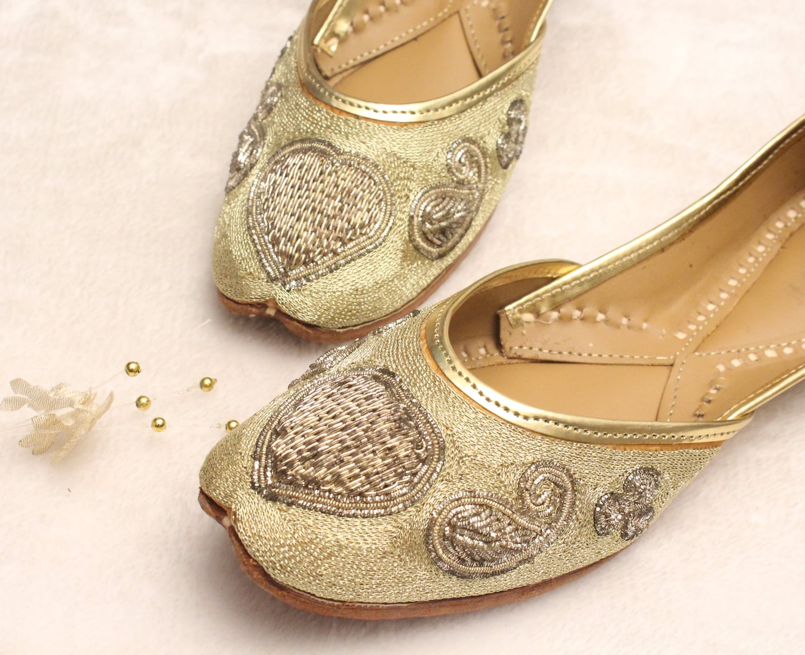 women gold shoes bridal wedding/indian gold jutti shoes/gold wedding flats/gold ballet flats/jasmine shoes/khussa shoes/rani sho