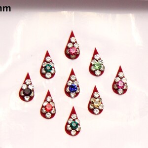 Puede incluir: Un conjunto de 9 pegatinas bindi en forma de lágrima con piedras de colores. Las pegatinas miden 7 mm y están disponibles en una variedad de colores, incluyendo rojo, verde, azul y rosa.