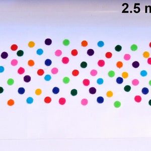 Può includere: Un foglio di adesivi rotondi colorati, ognuno con un diametro di 2,5 mm. Gli adesivi sono disposti in uno schema casuale e includono colori come rosso, blu, verde, giallo, viola e rosa.
