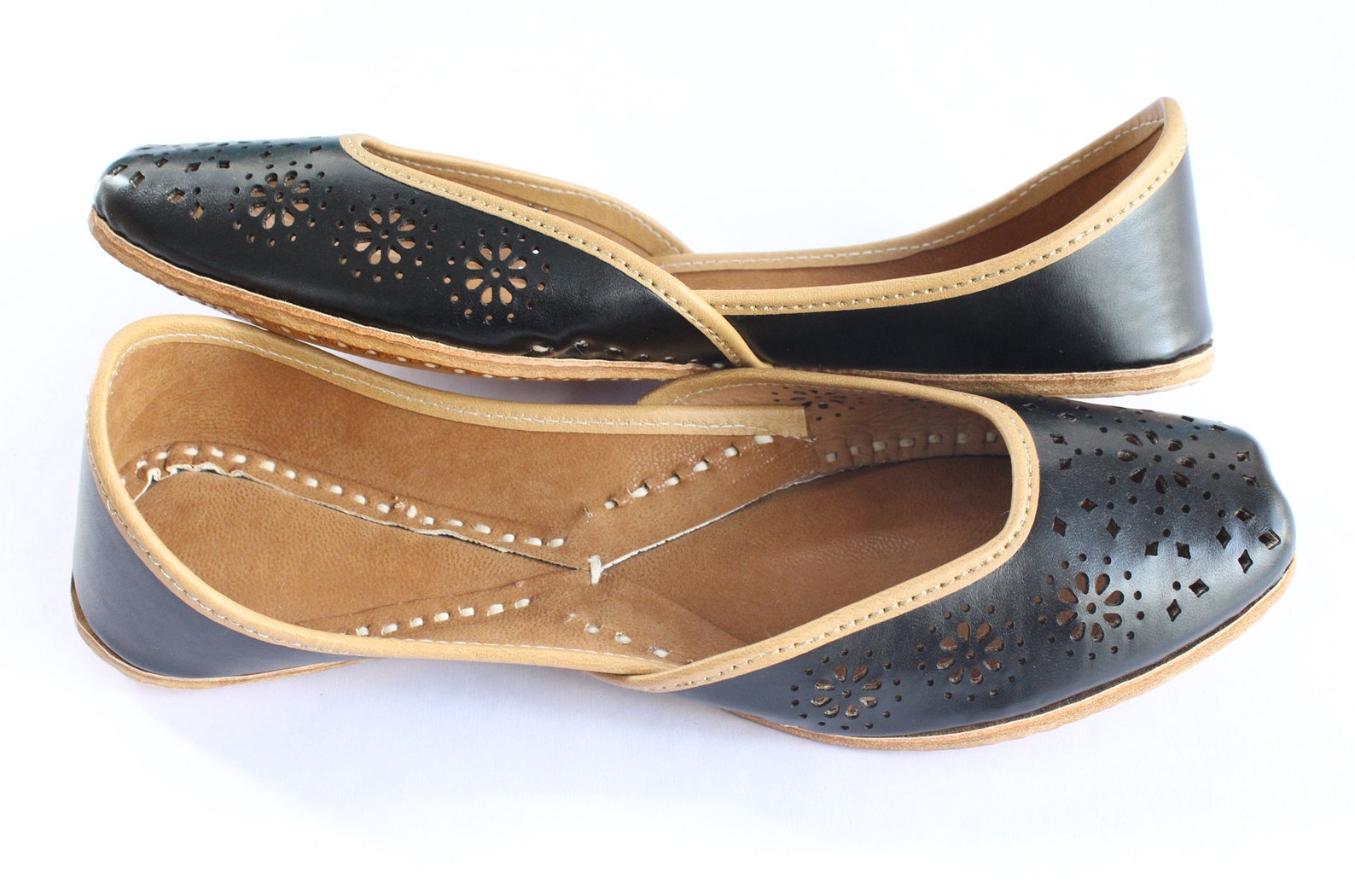 indian shoes/ flats punjabi jutti/indian women black leather flat shoes/ballet flats/muslim shoes/handmade bridal khussa women s