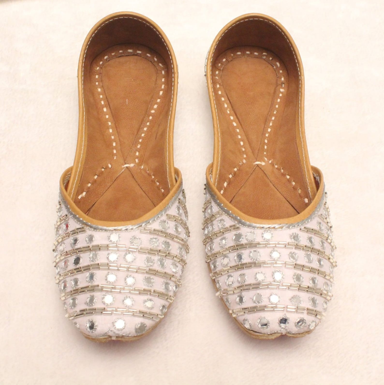 women shoes/punjabi jutti/silver indian shoes/indian leather shoes/ballet flats/silver sequence shoes/handmade bridal khussa wom