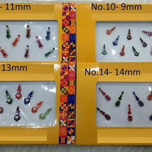 Puede incluir: Cuatro paquetes de pegatinas de bindi con joyas de colores. Cada paquete tiene un tamaño y un estilo de bindi diferentes. Los paquetes están etiquetados con el número de tamaño y estilo. No. 9-11mm, No. 10-9mm, No. 11-13mm, No. 14-14mm.