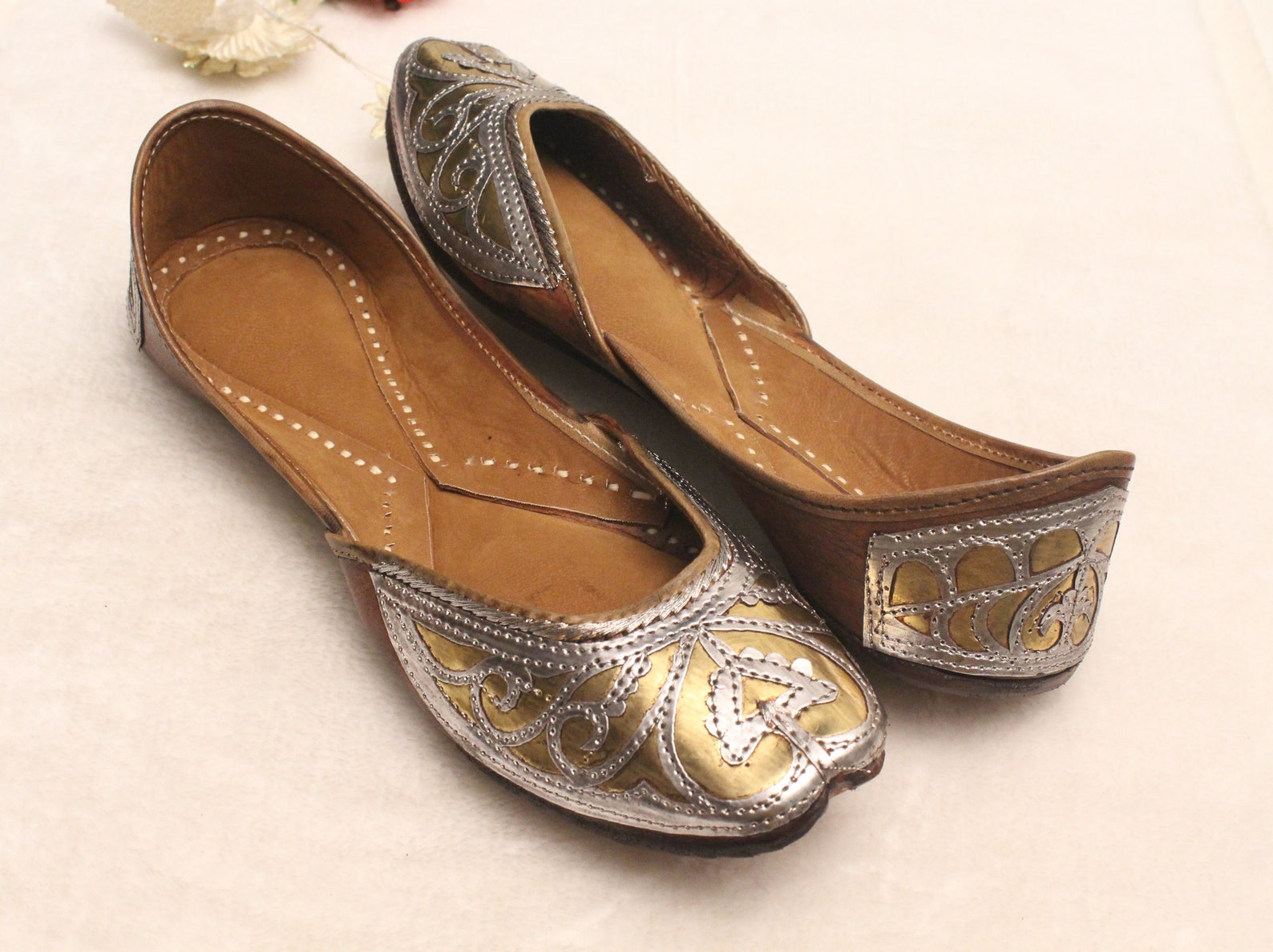 women leather flat shoes/indian shoes/punjabi jutti/summer traditional flat shoes/ballet flats/muslim shoes/bridal khussa women