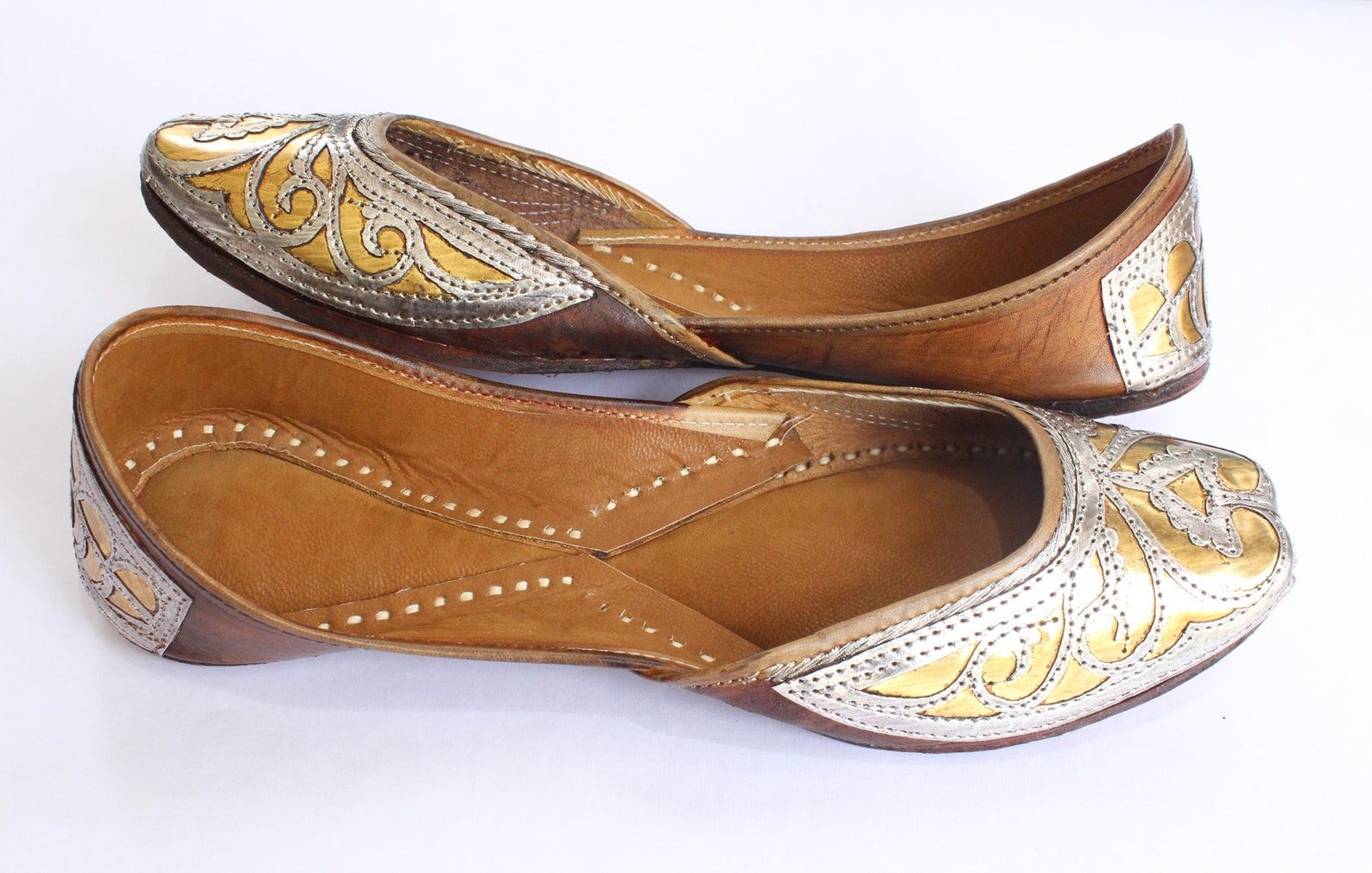women leather flat shoes/indian shoes/punjabi jutti/summer traditional flat shoes/ballet flats/muslim shoes/bridal khussa women