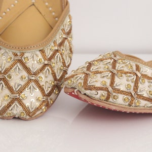 Taille US 4.5, 7.5 Gold Shoes Indian Bridal/Women Lehnga Punjabi Gold Jutti Shoes/Wedding Flats/Khussa Shoes/Punjabi Shoes/US Women Shoes