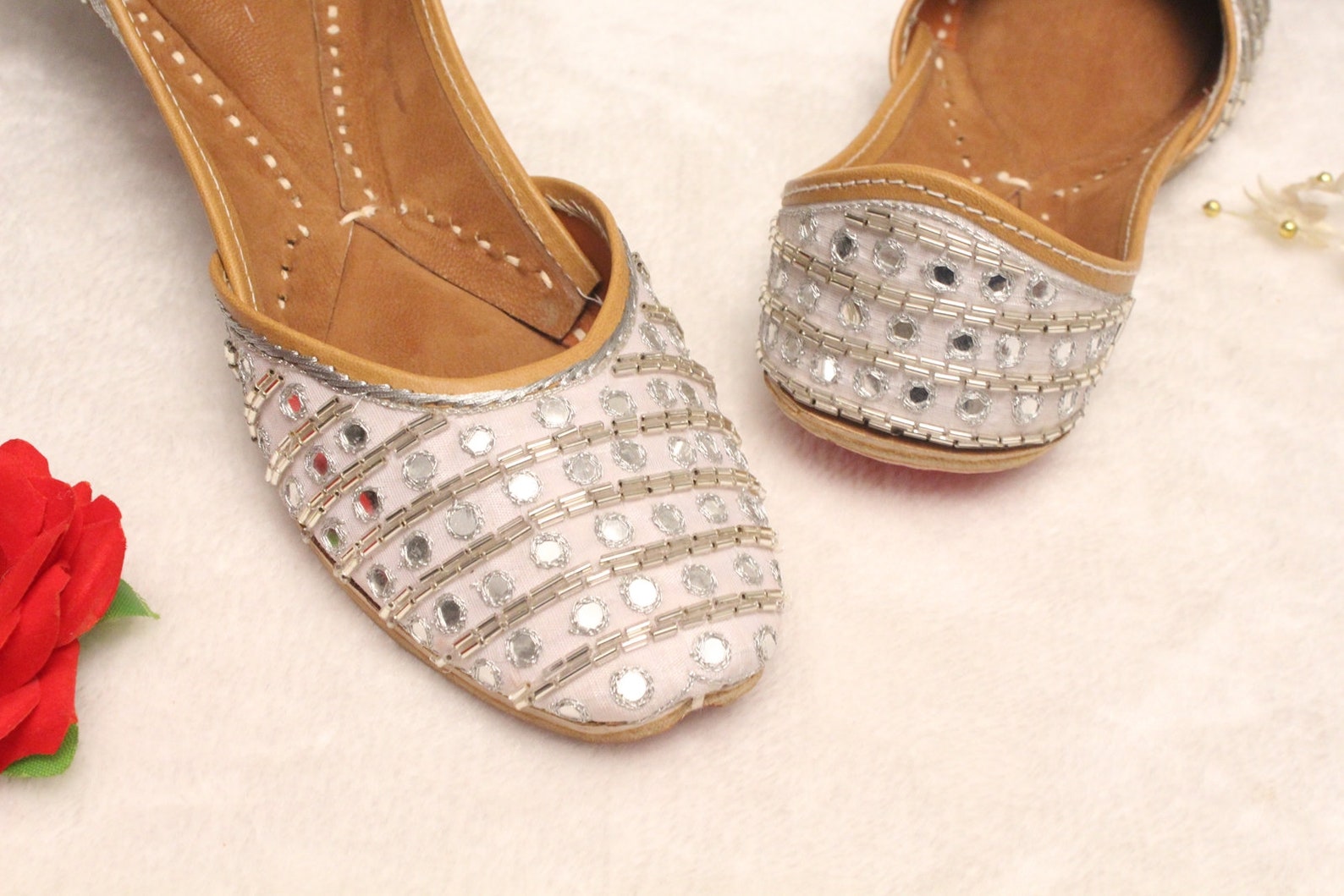 women shoes/punjabi jutti/silver indian shoes/indian leather shoes/ballet flats/silver sequence shoes/handmade bridal khussa wom