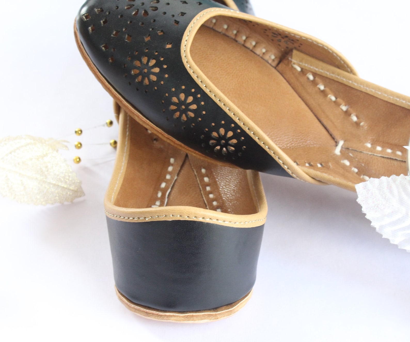 indian shoes/ flats punjabi jutti/indian women black leather flat shoes/ballet flats/muslim shoes/handmade bridal khussa women s