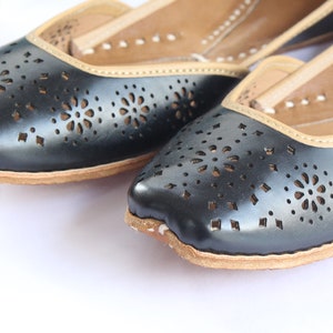 US size 4, 5, 7.5 Indian Shoes/ Flats Punjabi Jutti/Indian Women Black Leather Flat Shoes/Ballet Flats /Handmade Bridal Khussa Women Sandals