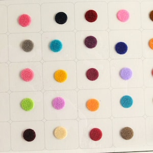 Può includere: Un grafico di punti in feltro da 5 mm in vari colori, tra cui rosso, blu, verde, giallo, arancione, viola, marrone, nero e bianco. Il grafico è etichettato "5 mm".