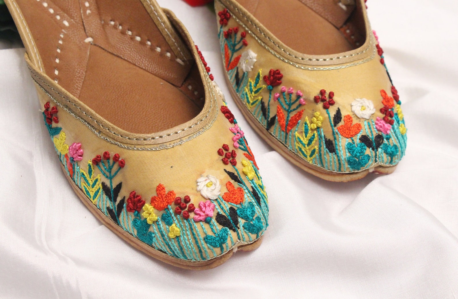 gold floral shoes bridal wedding/women gold jutti shoes/indian wedding flats/gold ballet flats/khussa shoes/punjabi shoes us siz