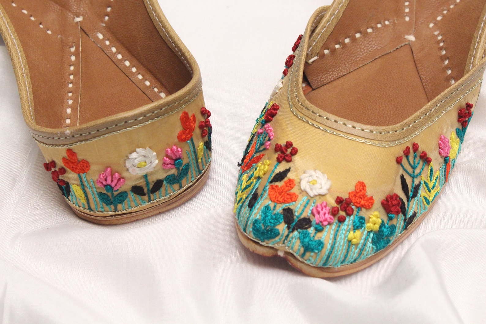 gold floral shoes bridal wedding/women gold jutti shoes/indian wedding flats/gold ballet flats/khussa shoes/punjabi shoes us siz