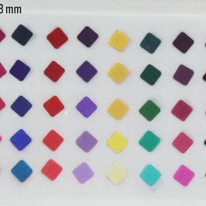 Puede incluir: Una muestra de 25 pequeños anillos de nariz de tela de forma de diamante de 8 mm, en varios colores, incluyendo rojo, azul, verde, morado, amarillo y negro.